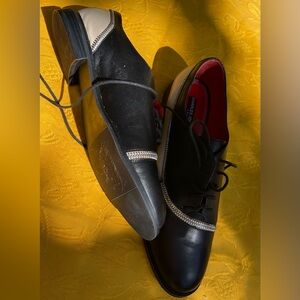 Shoes leather with zipper details with red inside color